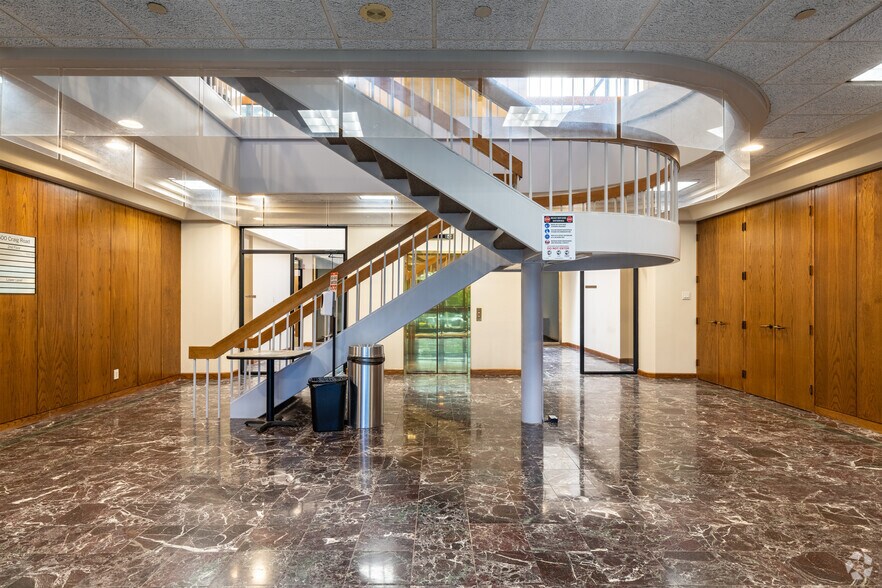 More Photos Of 500 Craig Rd, Manalapan Township Office For Lease