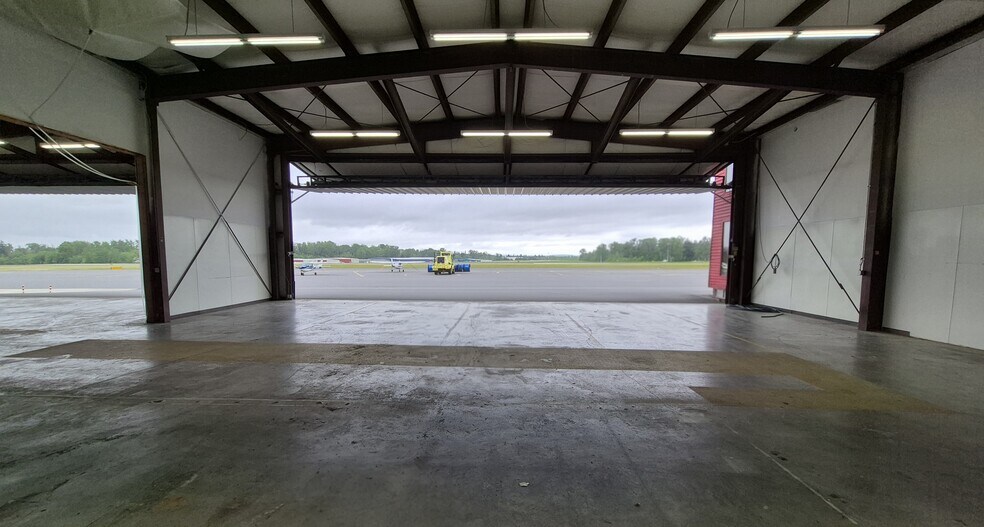 More Photos Of 15426 Airport Dr, Burlington Airplane Hangar For Lease