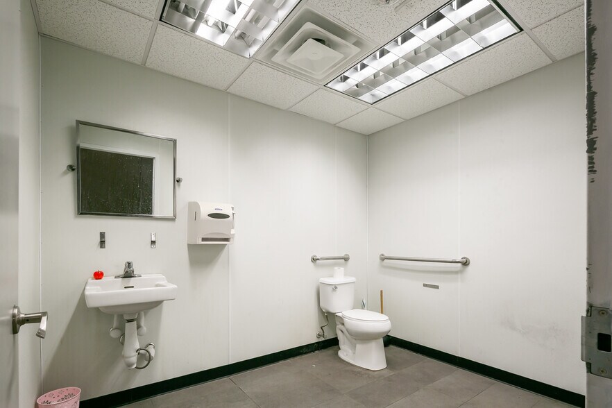 More Photos Of 183 S Broadway, Hicksville Office For Lease