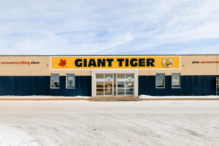 More Photos Of 3725 56 St, Wetaskiwin General Retail For Lease