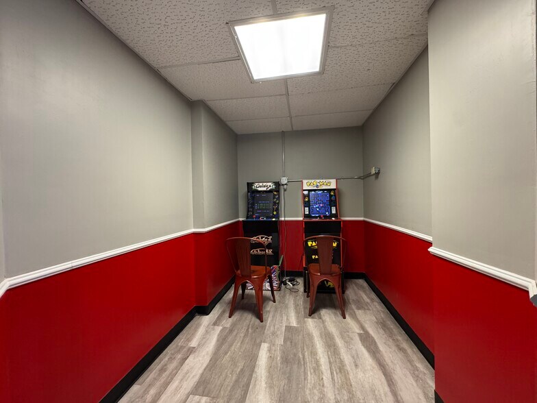 More Photos Of 18 N 4th St, Gosport Storefront Retail Office For Sale