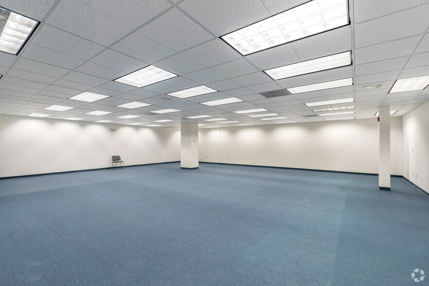 More Photos Of 8 Griffin Rd N, Windsor Office For Sale
