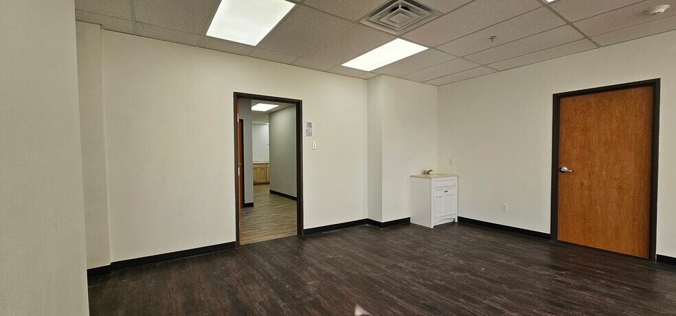 More Photos Of 3445 Highland Rd, Dallas Office For Sale