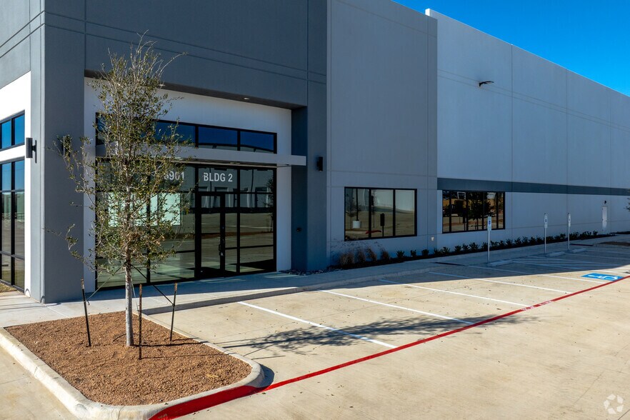 More Photos Of 6901 N Interstate 35, Denton Warehouse For Lease