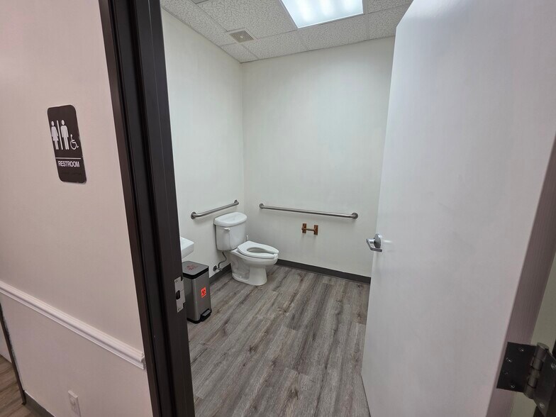 More Photos Of 5601-5605 Virginia Pky, McKinney Medical For Lease