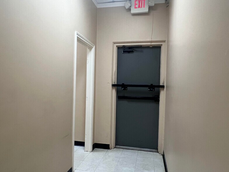 More Photos Of 9600 Bellaire Blvd, Houston Unknown For Lease