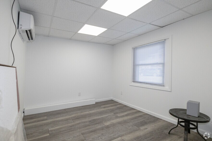 More Photos Of 700 Summa Ave, Westbury Distribution For Sale