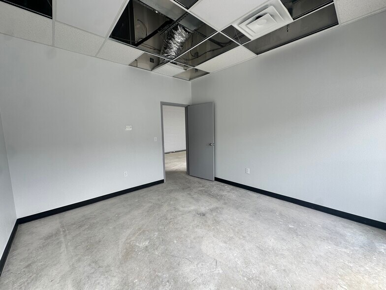 More Photos Of 13807 Bulverde Rd, San Antonio Flex For Lease