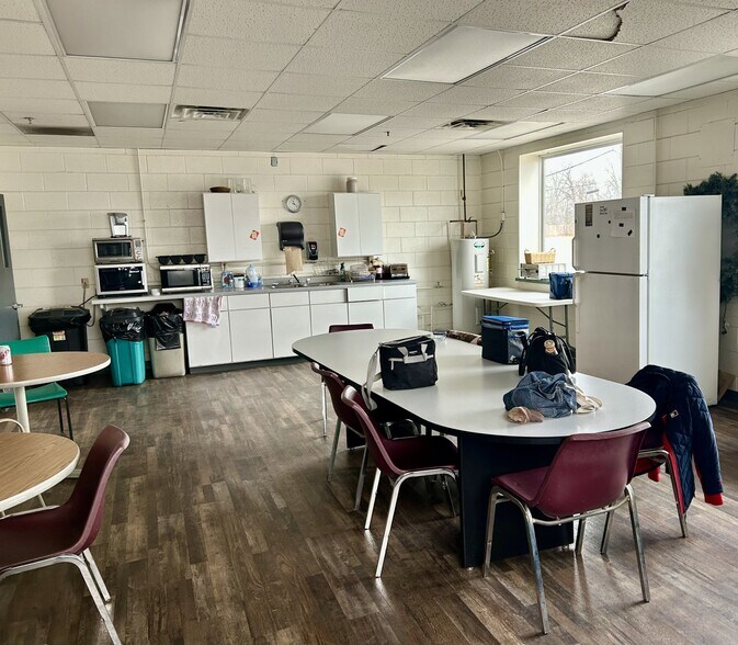 More Photos Of 729 Chapman Ave, Neenah Warehouse For Sale