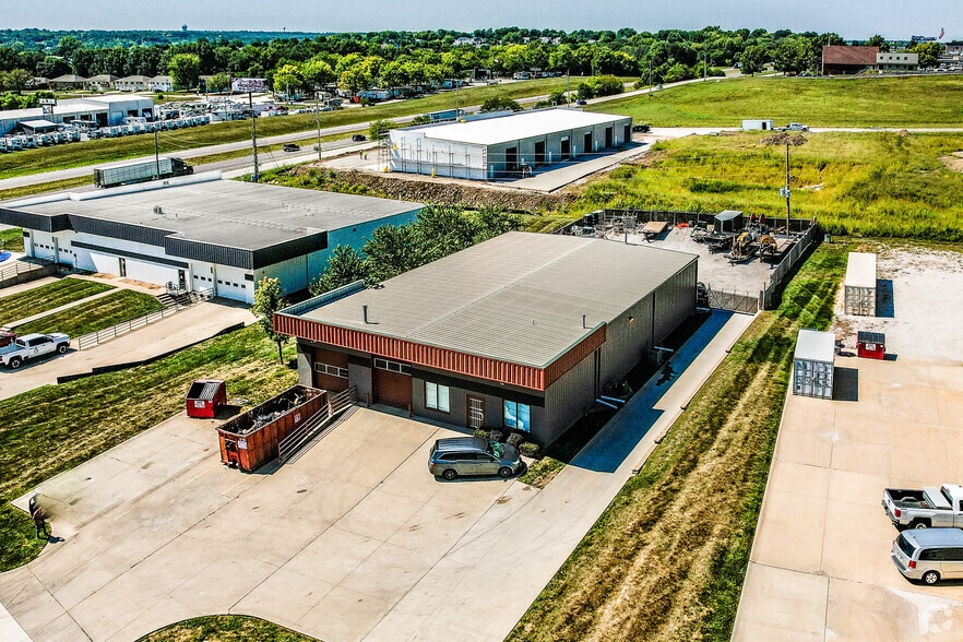 More Photos Of 1110 NW Valley Ridge Dr, Grain Valley Warehouse For Lease