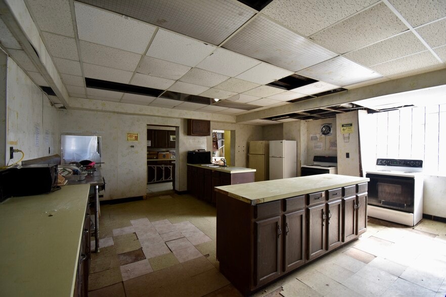 More Photos Of 818 N Jenison Ave, Lansing Religious Facility For Sale