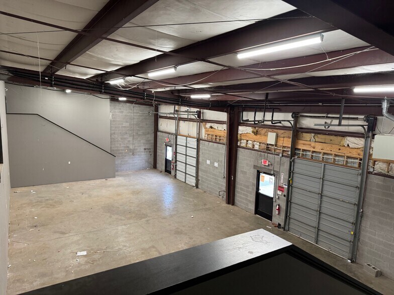 More Photos Of 3250-3268 Ruckriegel Pky, Louisville Light Manufacturing For Lease