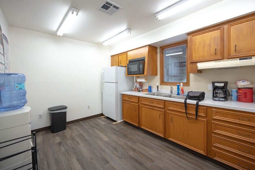 More Photos Of 1500 W Highway 6, Alvin Truck Terminal For Sale