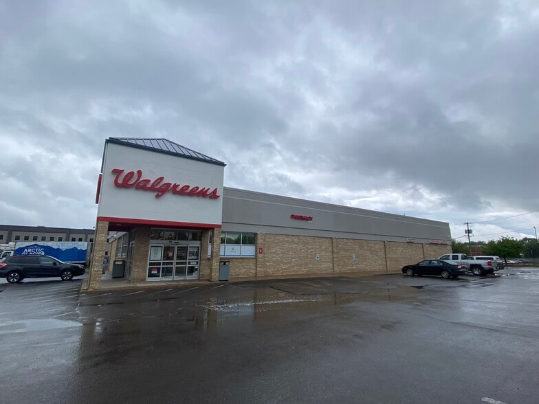 Primary Photo Of 110 E Broadway, Fulton Drugstore For Lease