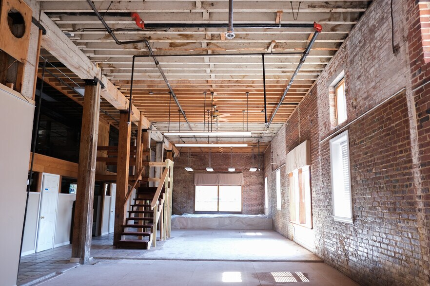 More Photos Of 200 N Canal St, Natchez Flex For Sale