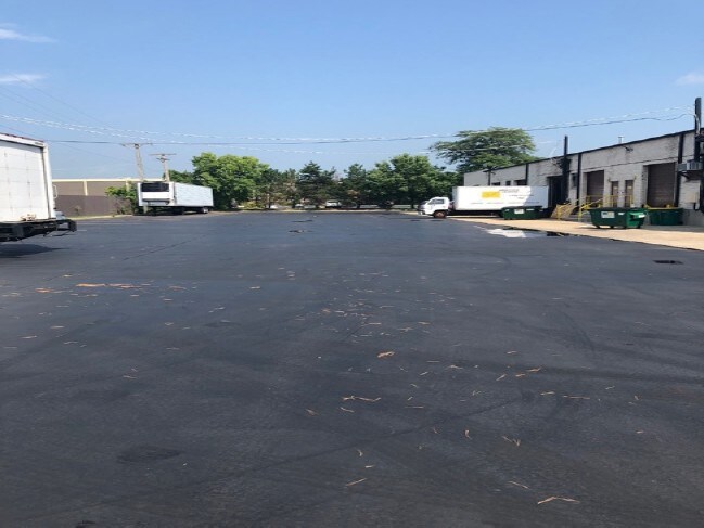 More Photos Of 1666-1684 S Wolf Rd, Wheeling Distribution For Lease