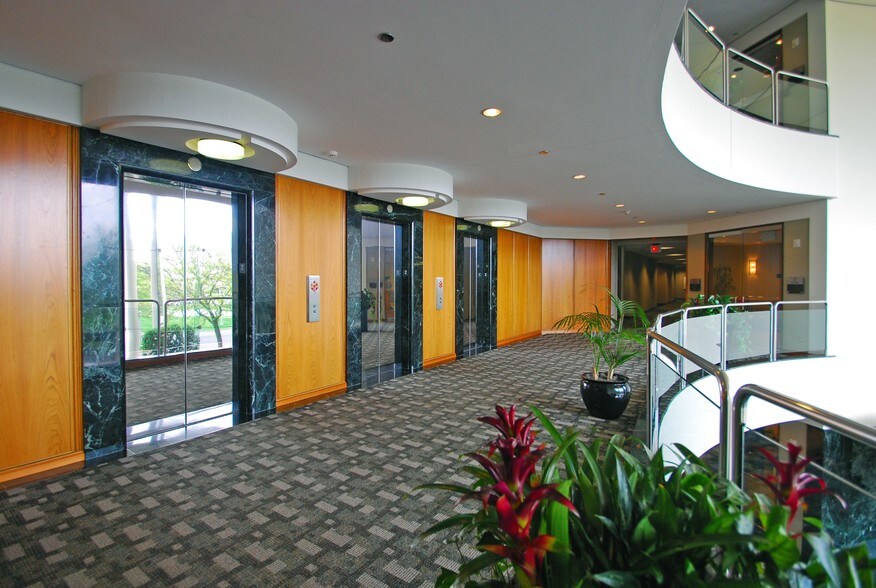 More Photos Of 900 Wilshire Dr, Troy Office For Lease