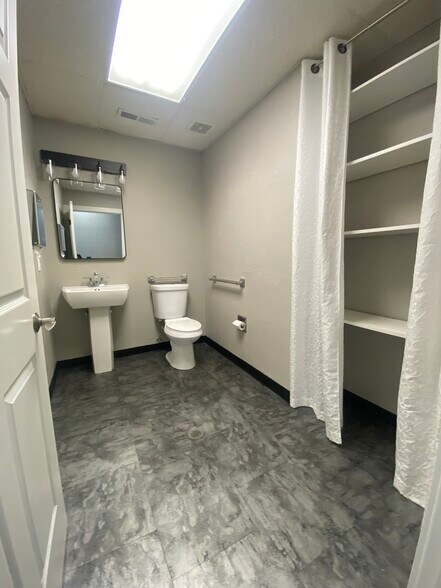 More Photos Of 202 W Lakeway Rd, Gillette Storefront For Sale