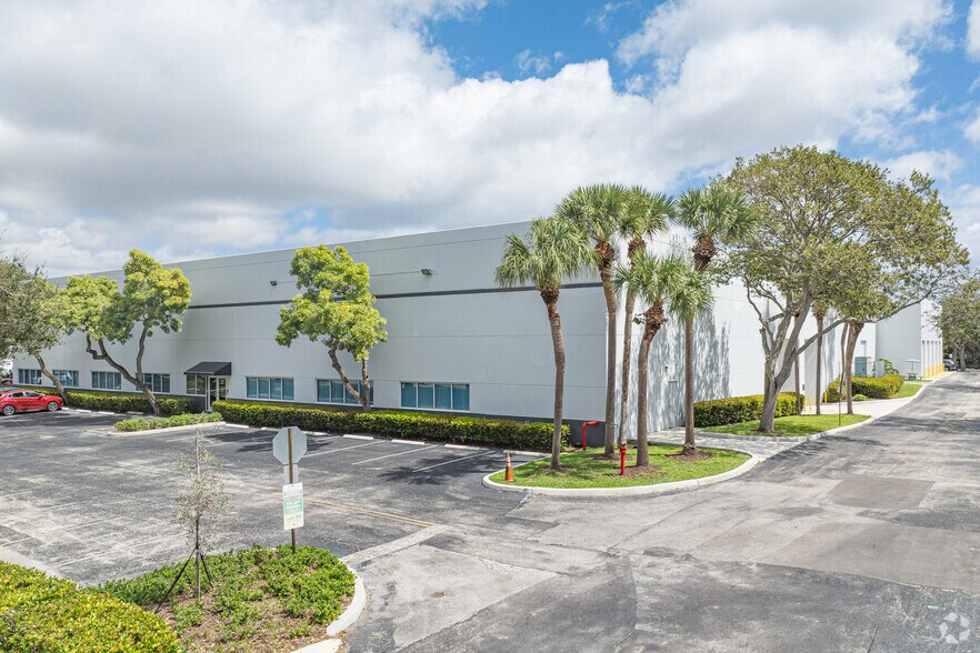 More Photos Of 6400 Park Of Commerce Blvd, Boca Raton Light Distribution For Lease