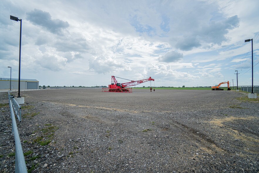 More Photos Of 7044 Interstate 10, Sealy Distribution For Sale