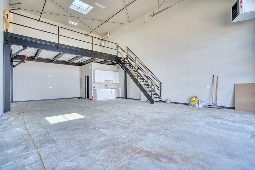 More Photos Of 168 Miller Dr, Dacono Flex For Lease