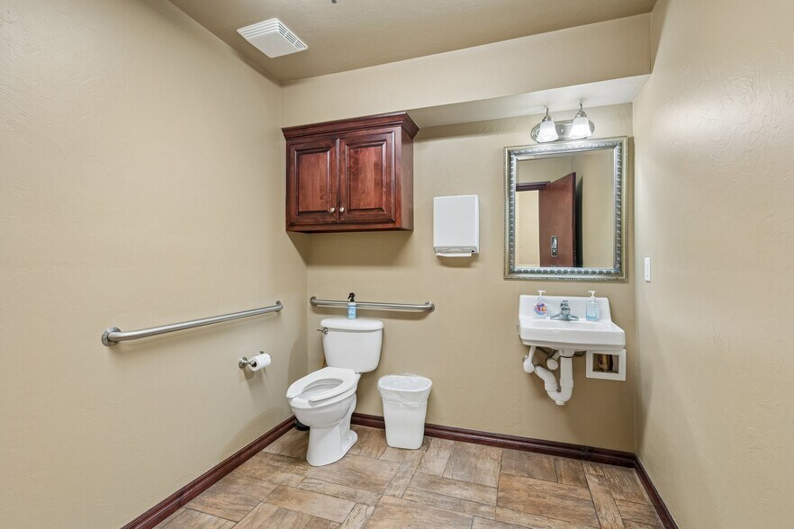 More Photos Of 2933 S Bryant Ave, Edmond Office For Sale
