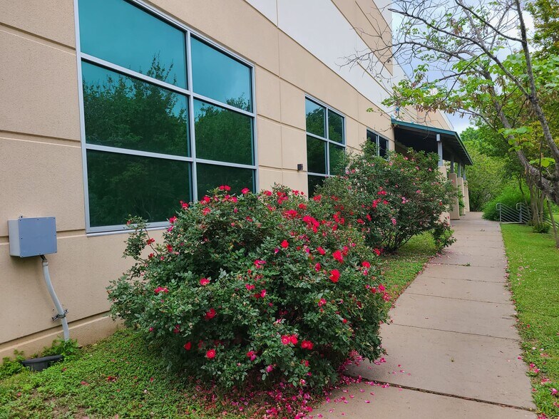 More Photos Of 9007 Tuscany Way, Austin Warehouse For Lease