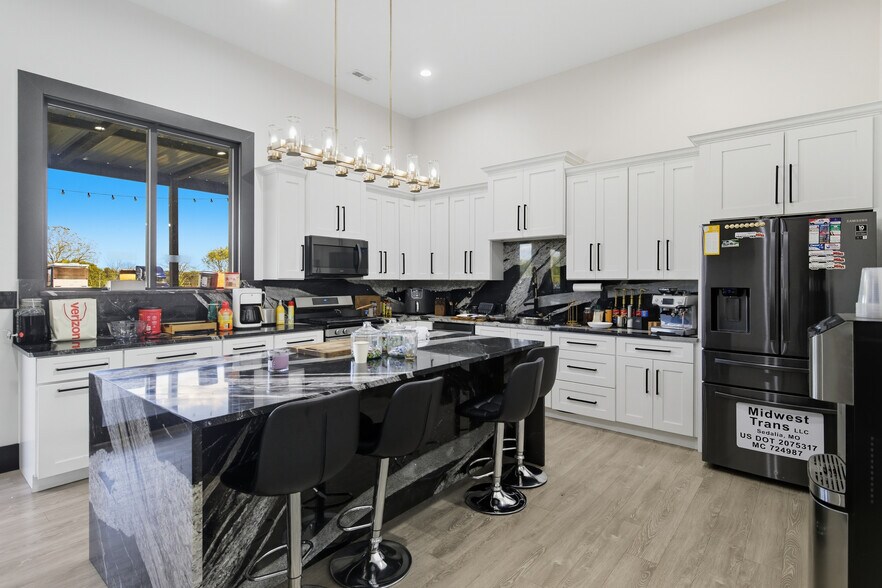 More Photos Of 19518 Whitfield Rd, Sedalia Light Manufacturing For Sale