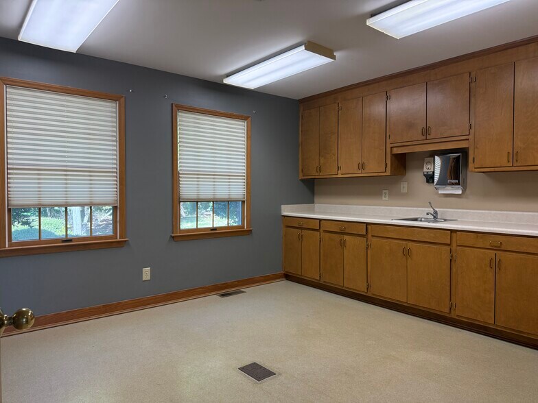 More Photos Of 1012 Medical Ridge Rd, Clinton Medical For Sale