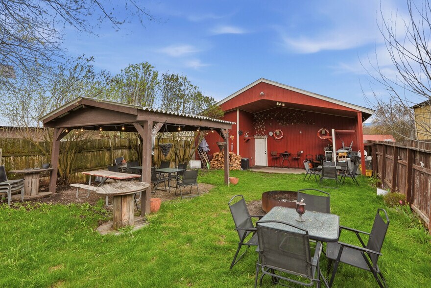 More Photos Of 3075 3rd Ave, Valley Specialty For Sale