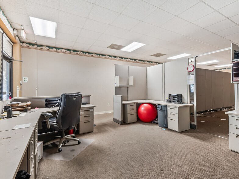 More Photos Of 2016 N Point Blvd, Tallahassee Office For Sale