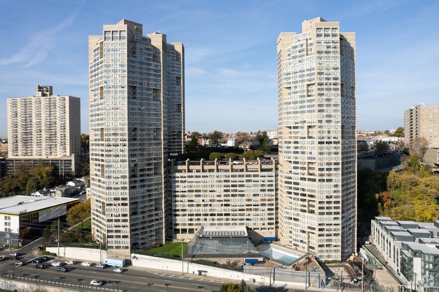 More Photos Of 7000 E Kennedy Blvd, Guttenberg Apartments For Lease