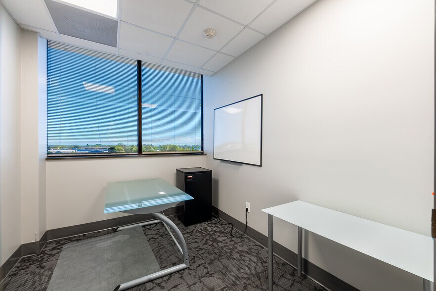 More Photos Of 2081 SE Ocean Blvd, Stuart Office For Sale