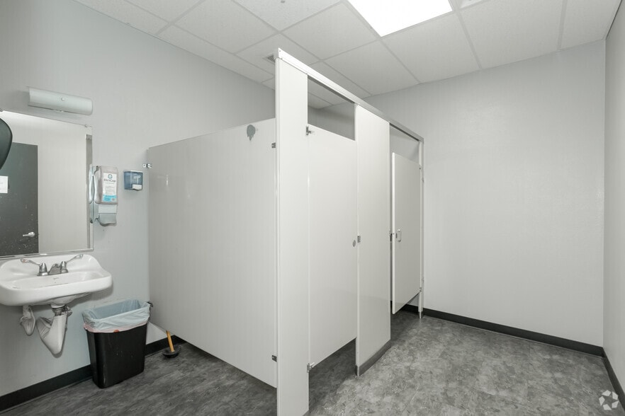 More Photos Of 4625 Interstate Way, Kingman Distribution For Lease