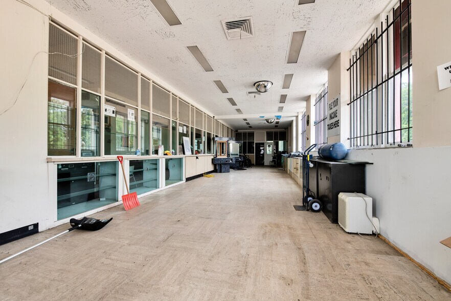 More Photos Of 9137 Linwood St, Detroit Parking Garage For Sale