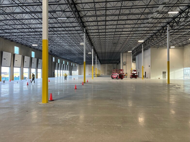 More Photos Of 2605 Dewitt St, Lockhart Distribution For Lease