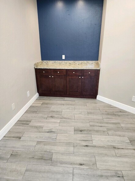 More Photos Of 2431 1st St, Fort Myers Office For Lease