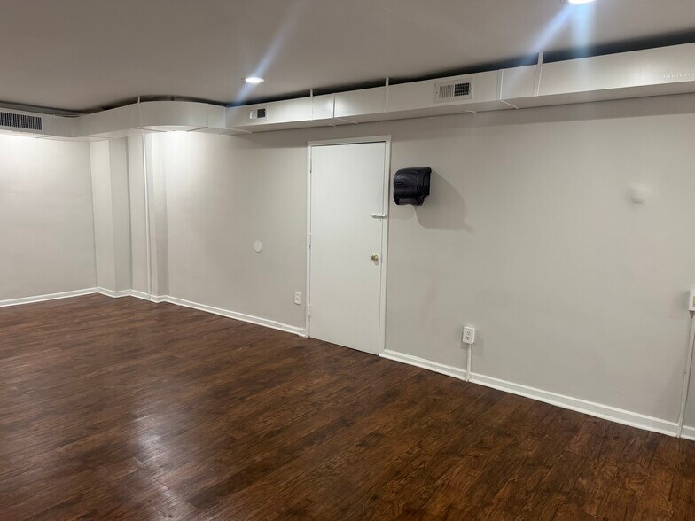 More Photos Of 7401 Woodbine Ave, Philadelphia Storefront Retail Residential For Lease