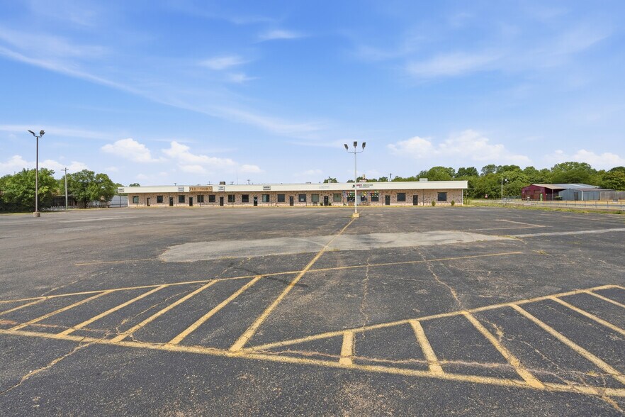 More Photos Of 605 S Green Ave, Purcell Freestanding For Sale