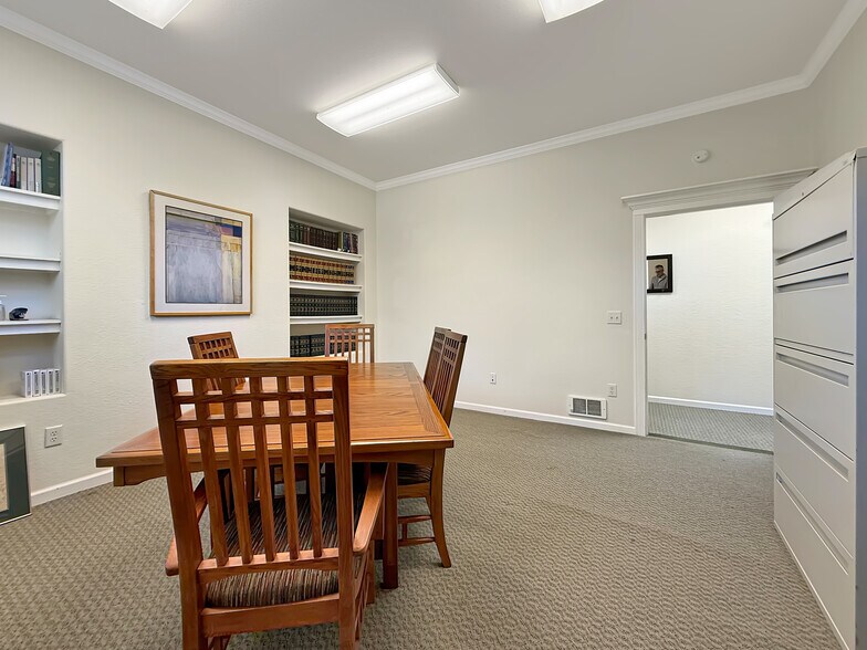 More Photos Of 624 Fleet St, Brookings Office For Sale