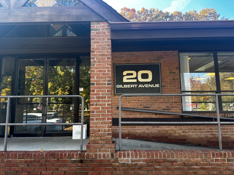 More Photos Of 20 Gilbert Ave, Hauppauge Medical For Lease