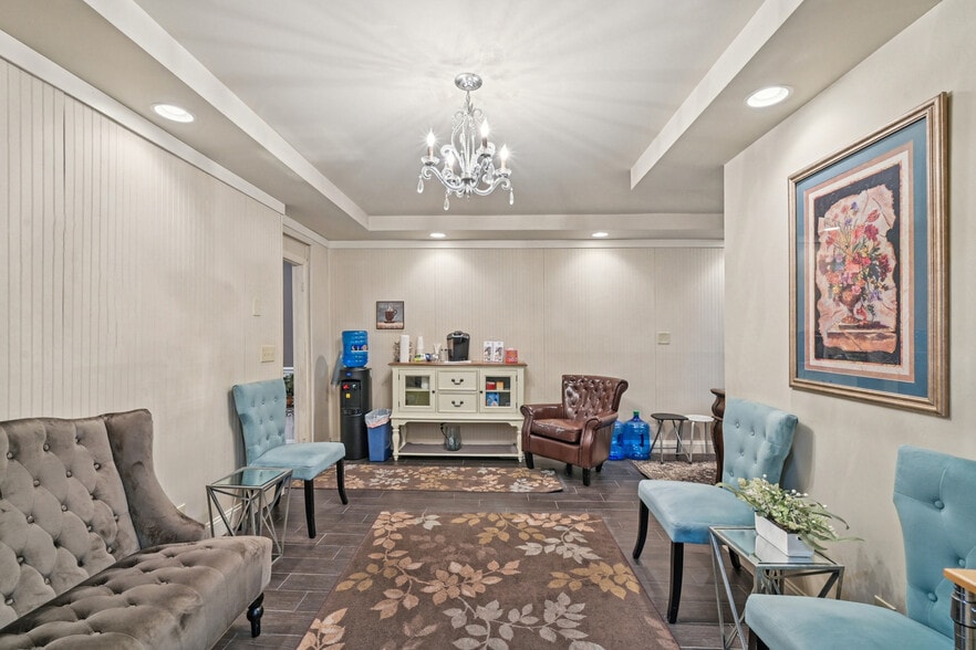 More Photos Of 56 N Franklin St, Delaware Freestanding For Sale