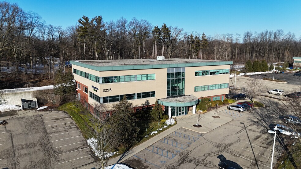Primary Photo Of 3225 N Evergreen Dr, Grand Rapids Medical For Lease