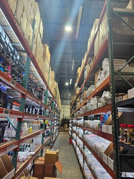 More Photos Of 3450-3464 W Touhy Ave, Skokie Warehouse For Lease