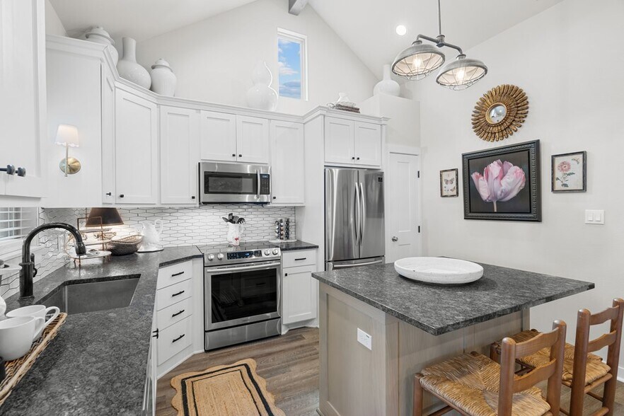 More Photos Of 807 E Highway St, Fredericksburg General Retail For Sale