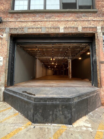 More Photos Of 36 Waverly Ave, Brooklyn Showroom For Lease