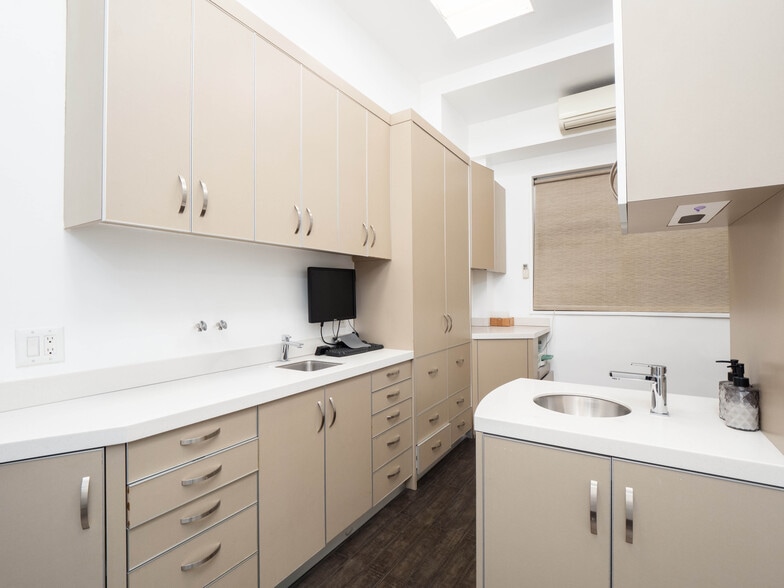 More Photos Of 130 E 63rd St, New York Apartments For Sale