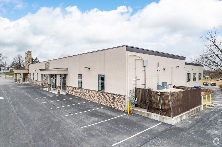 More Photos Of 1071 Edgar St, York Storefront Retail Office For Sale