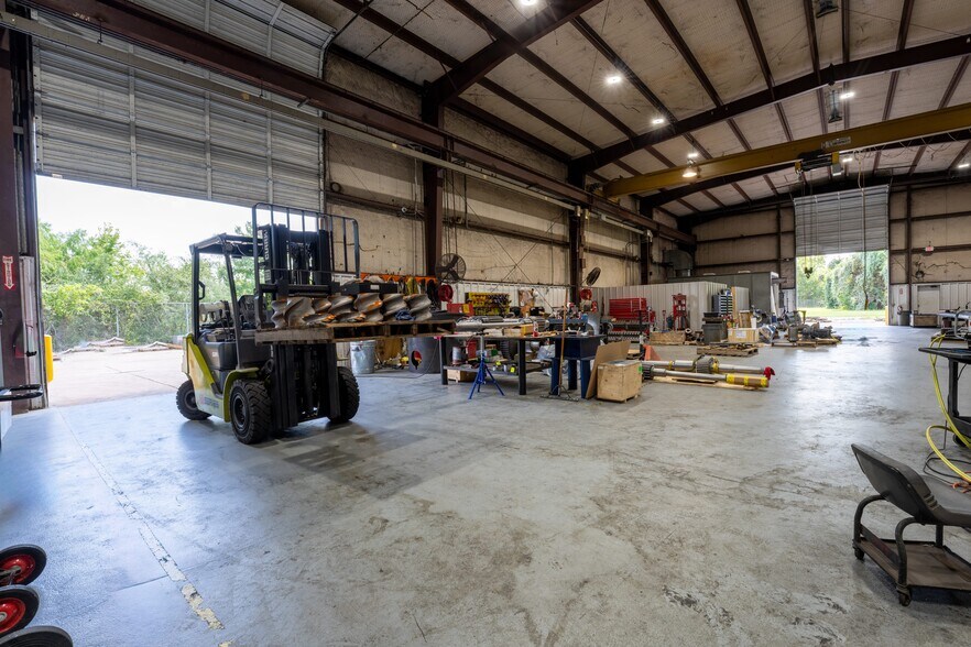More Photos Of 901 W 13th St, Deer Park Warehouse For Lease
