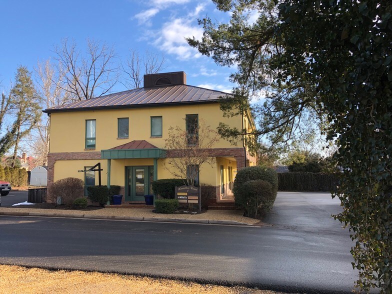 More Photos Of 5 N Hamilton St, Middleburg Office For Sale
